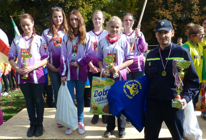 Časť víťazného družstva dievčat zo Žitnej-Radiše v Lige mladých hasičov Hornej Nitry v roku 2013