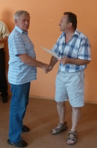 Jeden z pozvaných hostí Dušan Škorec pri preberaní pamätného diplomu