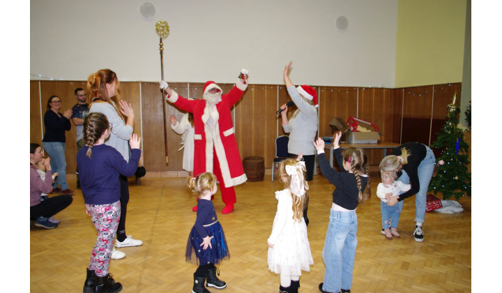 Fotka pre článok Mikuláš priniesol radosť a rozsvietil vianočný stromček v obci